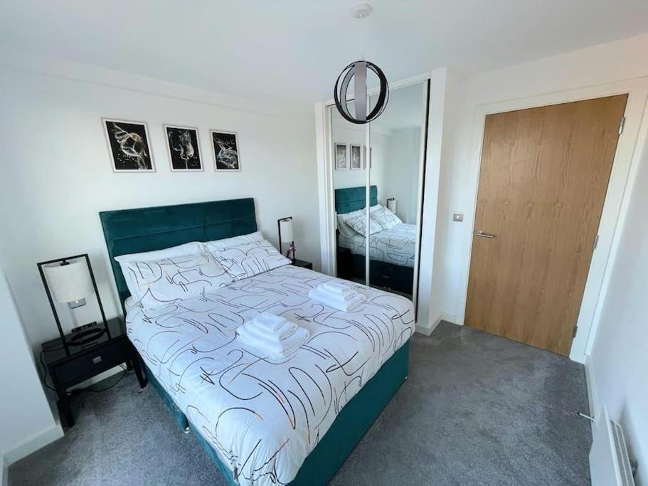 Relaxing 1-Bed Flat In Salford With Street Parking Lejlighed Manchester Eksteriør billede